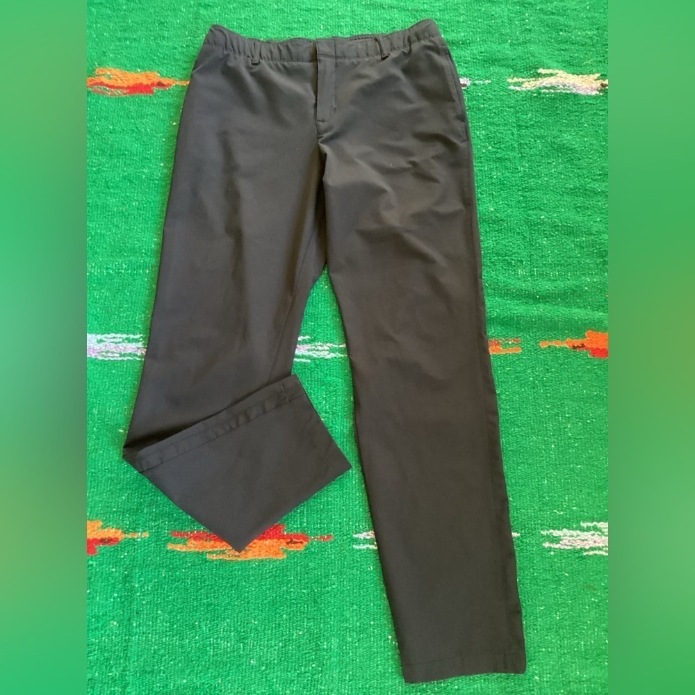 Women’s Under Armour golf pants-SZ 10
Waist 15” elastic
Inseam 30”
R3